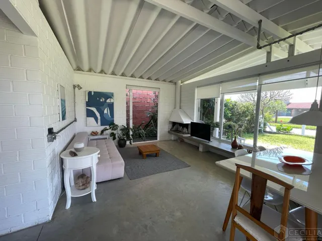 Imagem 5: Linda Casa 4 quadras do mar Térrea com Lareira e Churrasqueira em Xangri-lá - Venda