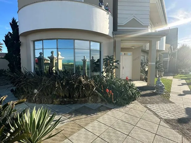 Imagem 2: Casa Beira Mar em Tramandaí - Alto padrão, 5 suítes e piscina aquecida!!!