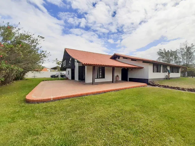 Imagem 2: Excelente casa em zona nobre de Imbé, com 3 suítes, 1200m² de área, mobiliada!!!