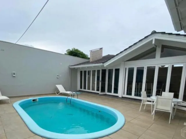 Imagem 4: Casa Mobiliada com Piscina e Espaço Gourmet/lareira no Centro em Tramandaí