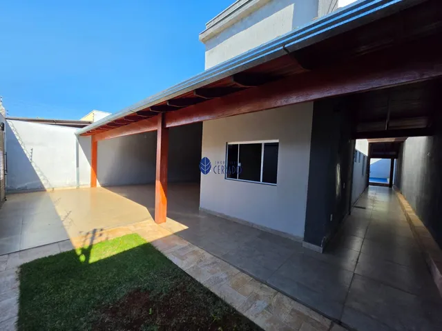 Imagem: A casa possui 3 Dormitórios, 1 Suíte, 2 Banheiros, 4