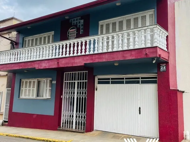 Imagem: A casa possui 4 Dormitórios, 3 Banheiros, 3 Vagas na