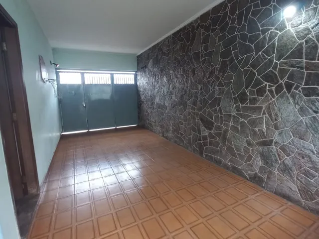 Imagem: A casa possui 2 Dormitórios, 1 Suíte, 2 Banheiros, 2