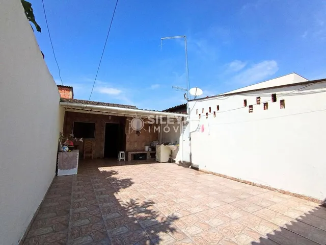 Imagem: A casa possui 2 Dormitórios, 1 Banheiro, 3 Vagas na