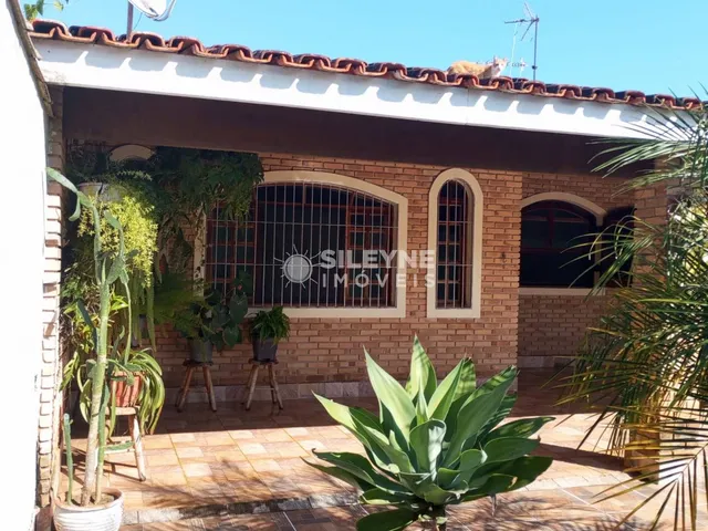 Imagem: A casa possui 3 Dormitórios, 1 Suíte, 2 Banheiros, 3
