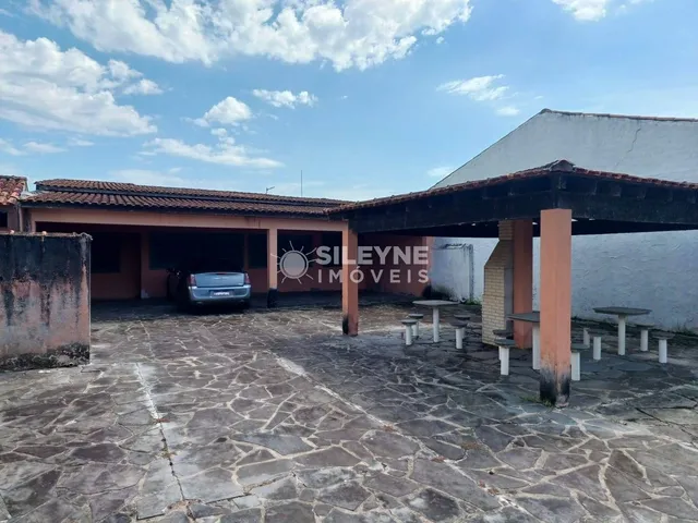 Imagem: A casa possui 3 Dormitórios, 2 Suítes, 2 Banheiros, 4