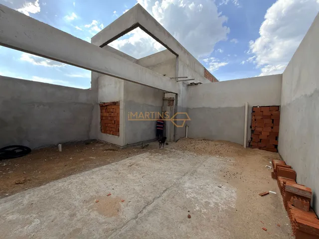 Imagem: A casa possui 4 Dormitórios, 1 Suíte, 2 Banheiros, 3