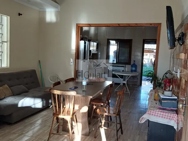 Imagem 2: Casa à venda em Canoas-RS, Harmonia: 3 quartos, 1 suíte, 1 sala, 2 banheiros, 2 vagas