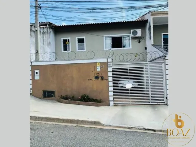 Imagem: A casa possui 3 Dormitórios, 1 Suíte, 2 Banheiros, 2