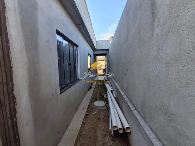 Imagem 3: CASA LINEAR COM 3 QUARTOS SENDO 1 SUÍTE A VENDA NO BAIRRO EXTENSÃO DO BOSQUE EM RIO DAS
