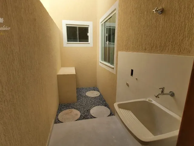 Imagem 5: CASA LINEAR COM 3 QUARTOS SENDO 1 SUÍTE E PISCINA A VENDA NO BAIRRO VILLAGE EM RIO DAS
