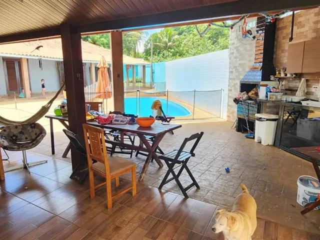 Imagem: A casa possui 4 Dormitórios, 1 Suíte, 6 Banheiros, 10