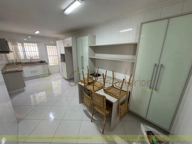 Imagem: A casa possui 4 Dormitórios, 1 Suíte, 3 Banheiros, 6
