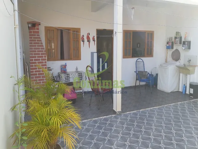 Imagem: A casa possui 4 Dormitórios, 1 Suíte, 2 Banheiros, 5