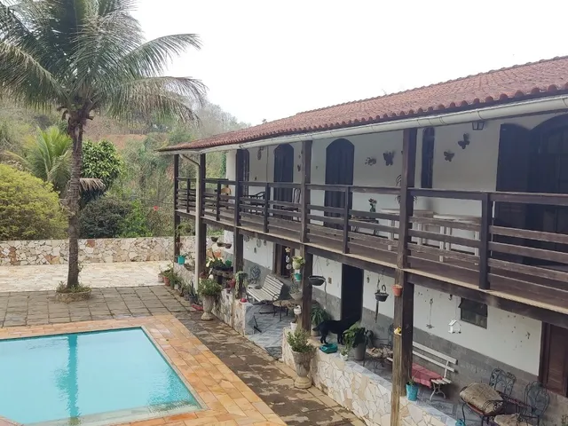 Imagem: A casa possui 8 Dormitórios, 2 Suítes, 6 Banheiros,