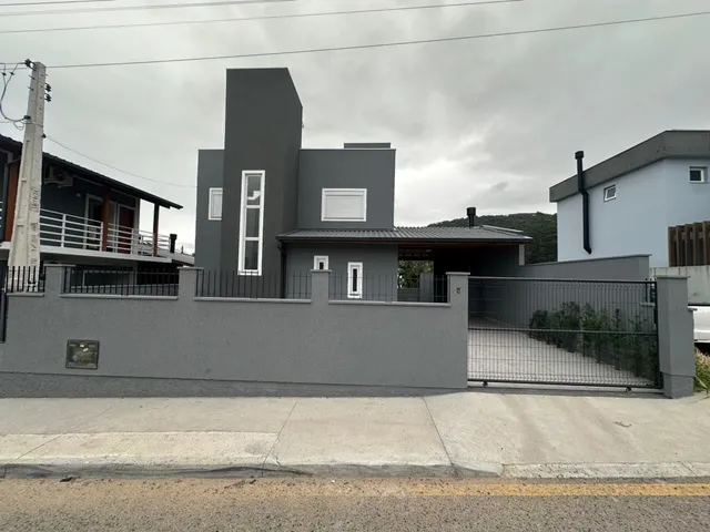 Imagem: A casa possui 2 Dormitórios, 2 Banheiros, 2 Vagas na