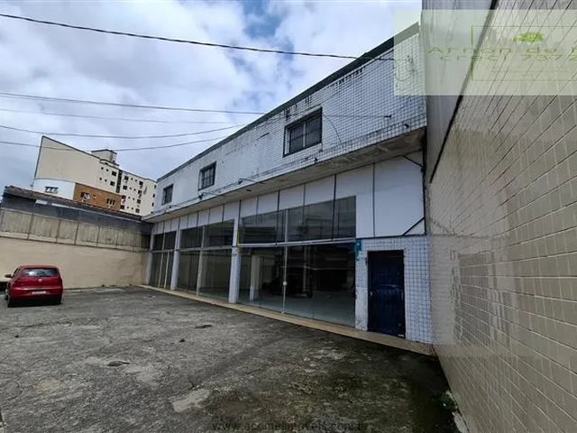 Imagem: A loja possui 2 Banheiros, 6 Vagas na garagem, 230m² de