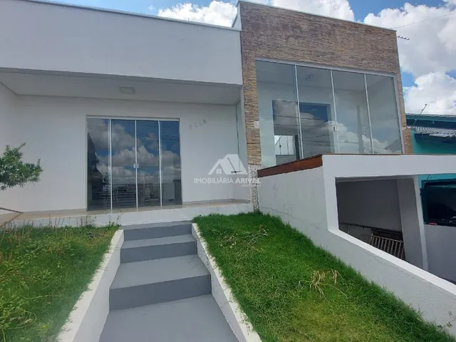 Imagem: A casa possui 3 Dormitórios, 1 Suíte, 1 Banheiro, 2 Vagas