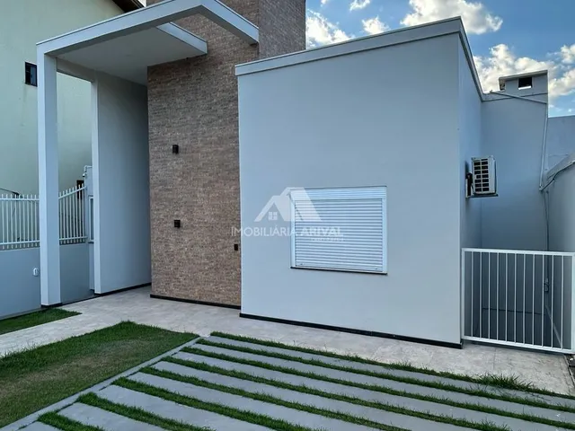 Imagem: A casa possui 3 Dormitórios, 1 Suíte, 2 Banheiros, 2