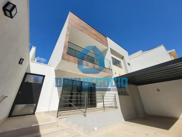 Imagem: A casa possui 4 Dormitórios, 4 Suítes, 1 Banheiro, 2