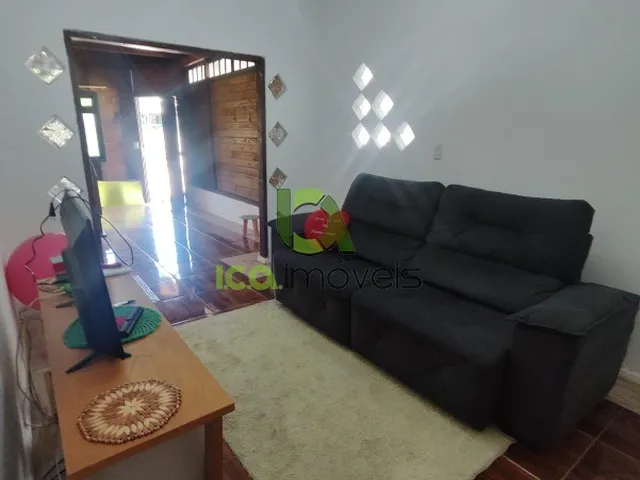 Imagem: A casa possui 3 Dormitórios, 1 Banheiro, 1 Vaga na