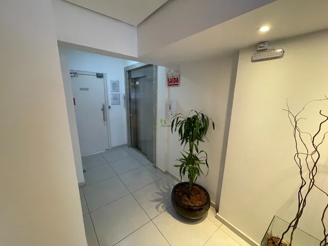 Imagem 6: Apartamento mobiliado com 02 dormitórios sendo 01 suíte, sala de estar com sacada e