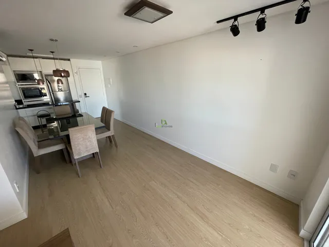 Imagem 9: Apartamento mobiliado com 02 dormitórios sendo 01 suíte, sala de estar com sacada e