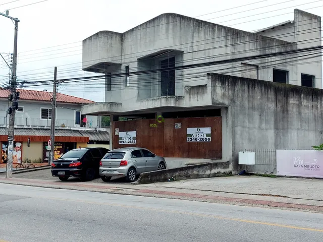 Imagem: Prédio residencial e comercial de esquina