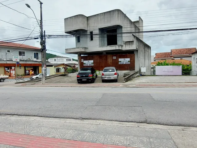 Imagem 4: Prédio residencial e comercial de esquina a venda