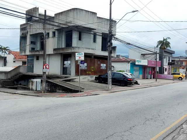 Imagem 7: Prédio residencial e comercial de esquina a venda