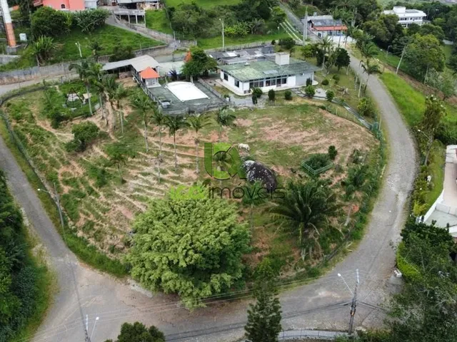 Imagem: A casa possui 3 Dormitórios, 2 Suítes, 6 Vagas na