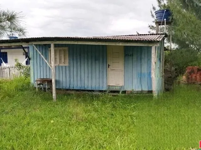 Imagem: Casa de madeira com 2 dormitórios