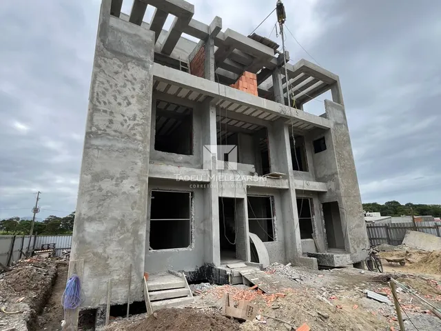 Imagem: A casa possui 3 Dormitórios, 3 Suítes, 3 Banheiros, 2