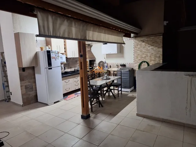 Imagem: A casa possui 2 Dormitórios, 1 Suíte, 3 Banheiros, 1 Vaga