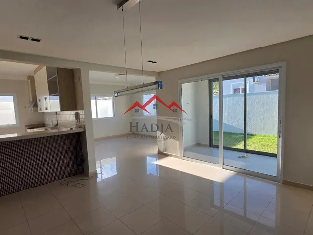 Imagem: A casa em condomínio possui 4 Dormitórios, 3 Suítes, 6