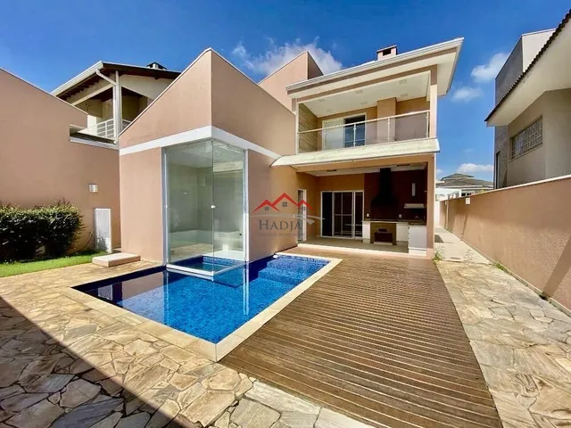 Imagem: A casa em condomínio possui 4 Dormitórios, 3 Suítes, 5