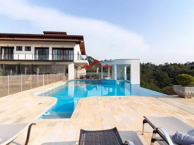 Imagem: A casa em condomínio possui 5 Dormitórios, 4 Suítes, 5