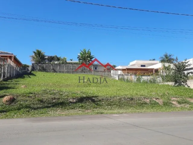 Imagem: O terreno possui 4 Dormitórios, 1 Suíte, 3 Banheiros, 8