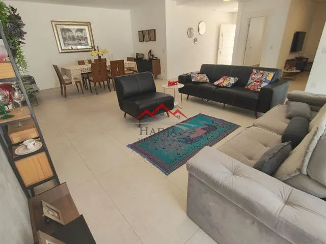 Imagem: A casa possui 3 Dormitórios, 3 Suítes, 5 Banheiros, 3