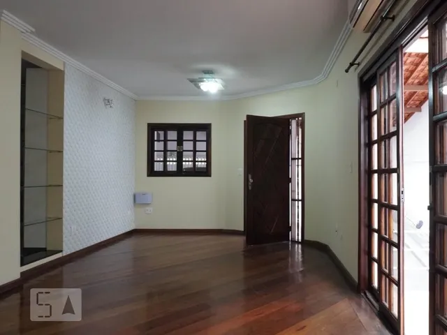 Imagem: A casa possui 5 Dormitórios, 1 Suíte, 4 Banheiros, 3