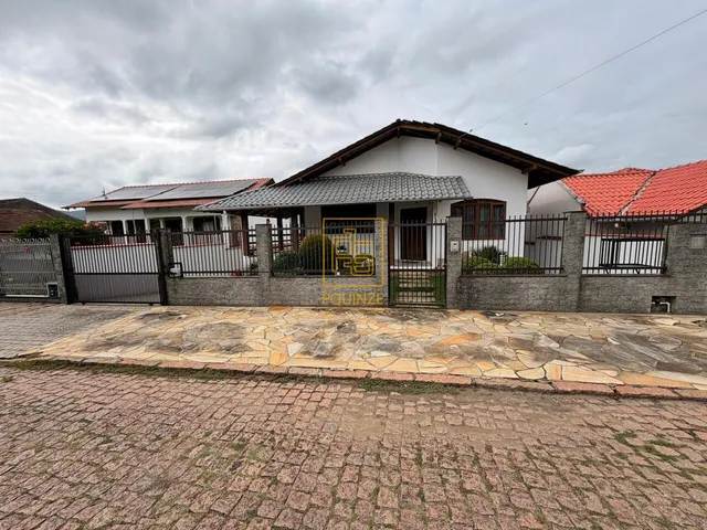 Imagem: Casa com piscina no bairro das Capitais