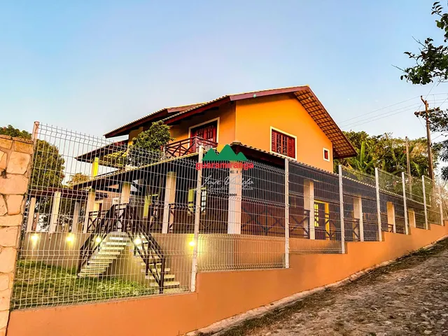 Imagem 2: Casa de 05 suítes, sendo uma master com varanda onde se encontra um pé de laranj
