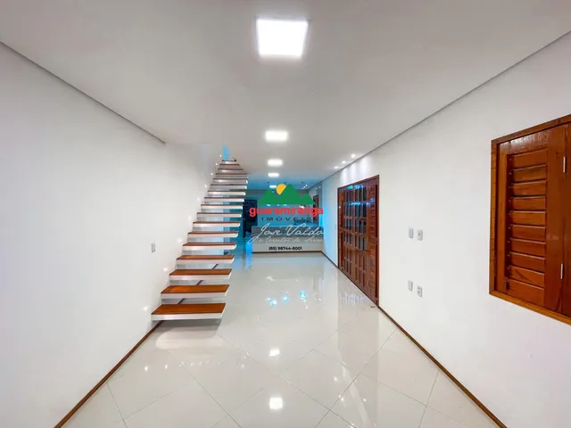 Imagem 5: Casa de 05 suítes, sendo uma master com varanda onde se encontra um pé de laranj