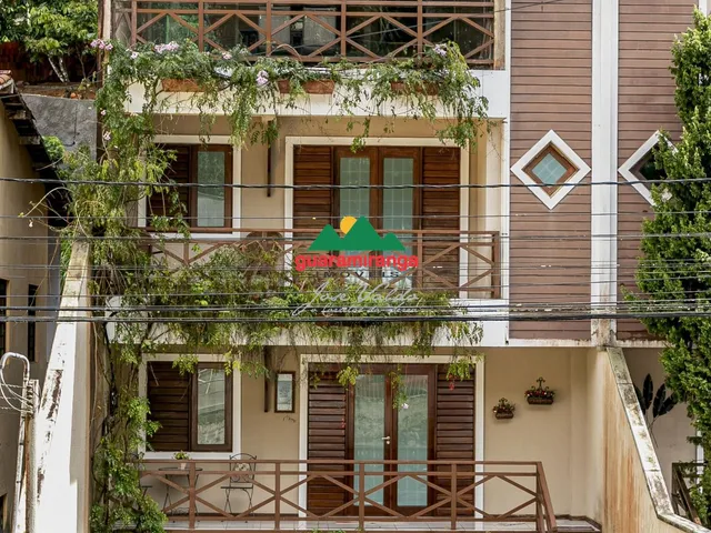 Imagem 2: Casa triplex de 405 m² com cinco suítes e um maravilhoso deck no terceiro andar