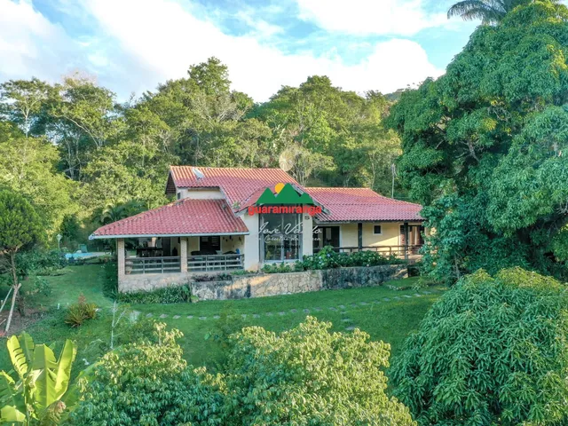 Imagem 2: Casa com 250 m² de área construída com 04 amplas suítes, piscina e mezanino, dis