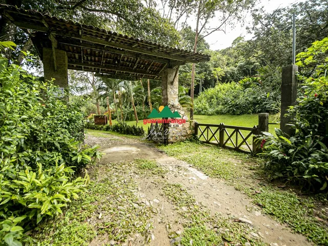 Imagem 2: Sítio exclusivo com duas casas de madeira em meio ao verde da serra de Pacoti