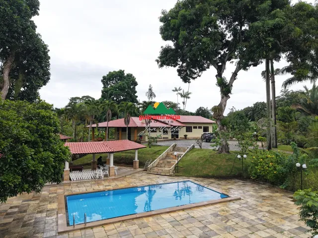 Imagem: Refúgio de 8 hectares, com casa de 300