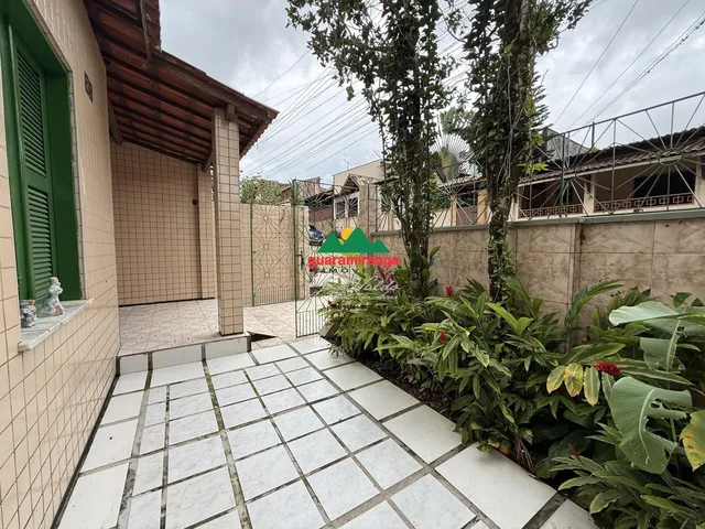 Imagem 6: Casa com localização privilegiada perto do centro, com varanda e quintal espaços