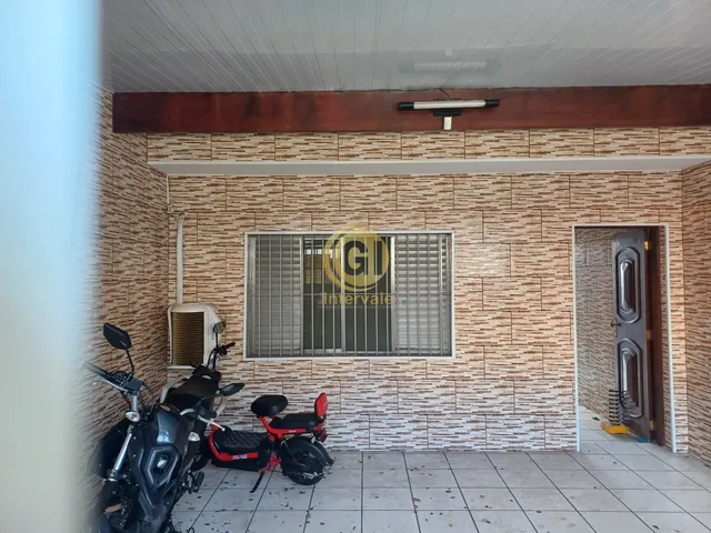 Imagem: A casa possui 3 Dormitórios, 1 Suíte, 2 Vagas na garagem,