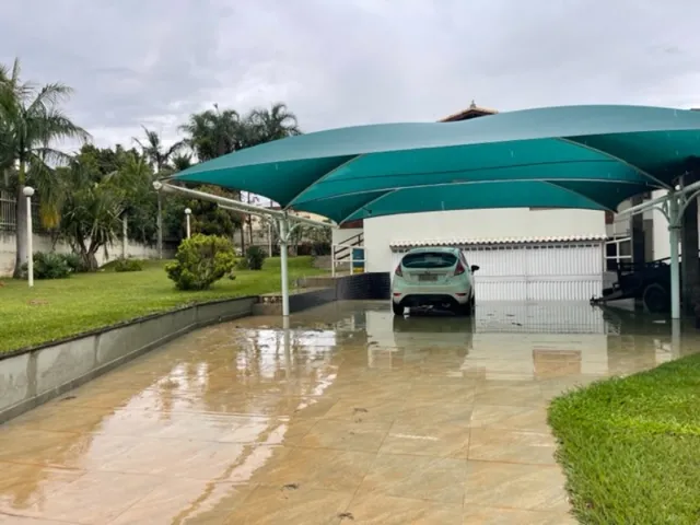Imagem: A casa possui 4 Dormitórios, 3 Suítes, 5 Banheiros, 3